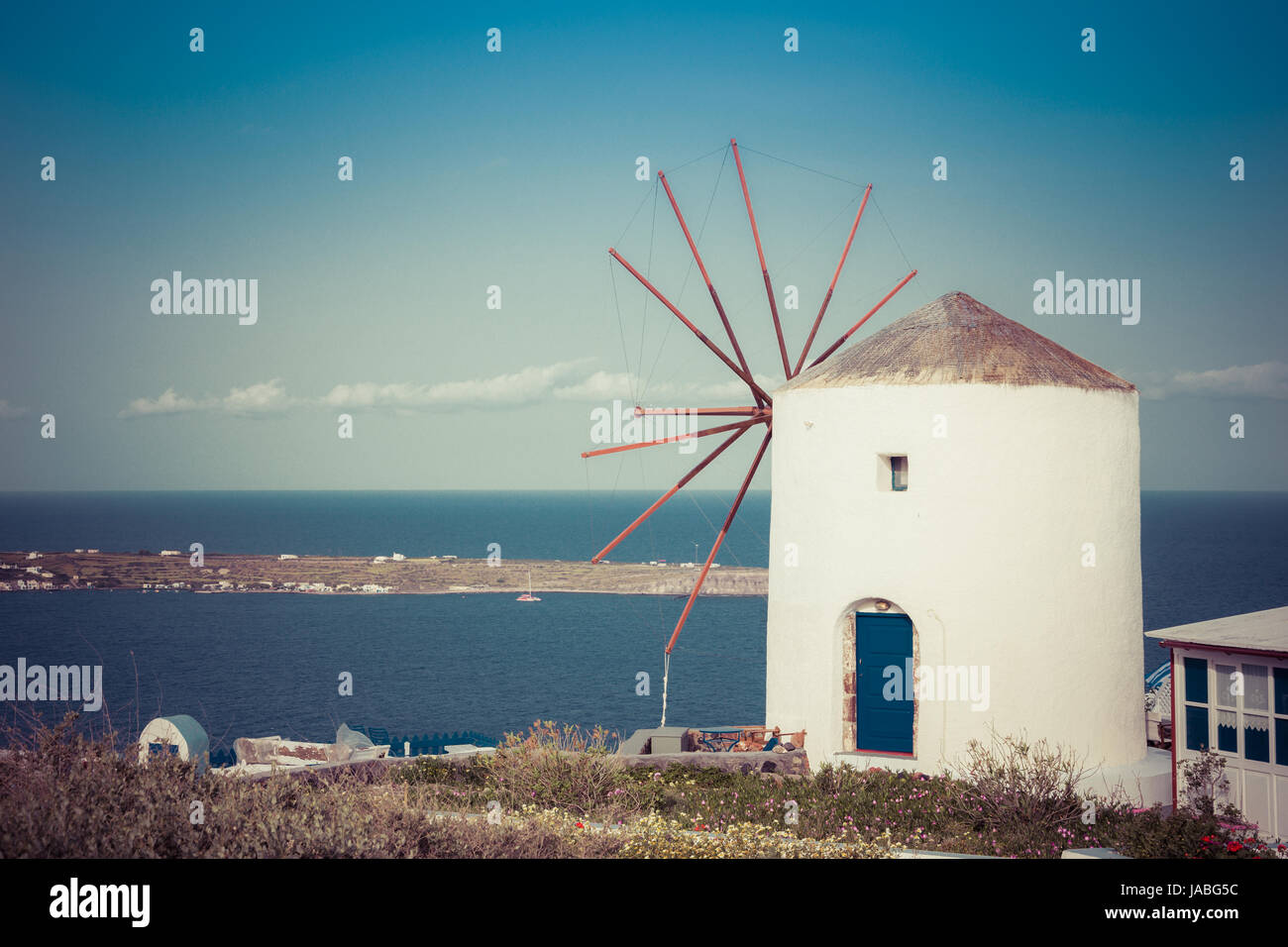 Abstrakte Sicht der kykladischen Stil der traditionellen Häuser und Windmühlen im Santorini, Griechenland. Stockfoto