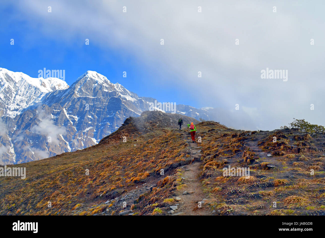 Paar von Reisenden und Cloud im Himalaya. Berglandschaft. Stockfoto
