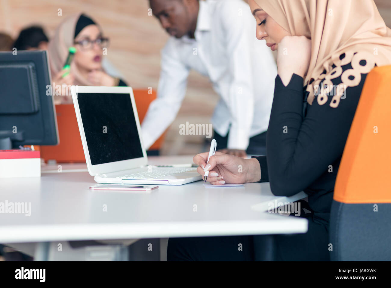Junge arabische Geschäftsfrau tragen Hijab, arbeiten in ihrem Start-up-Büro. Stockfoto