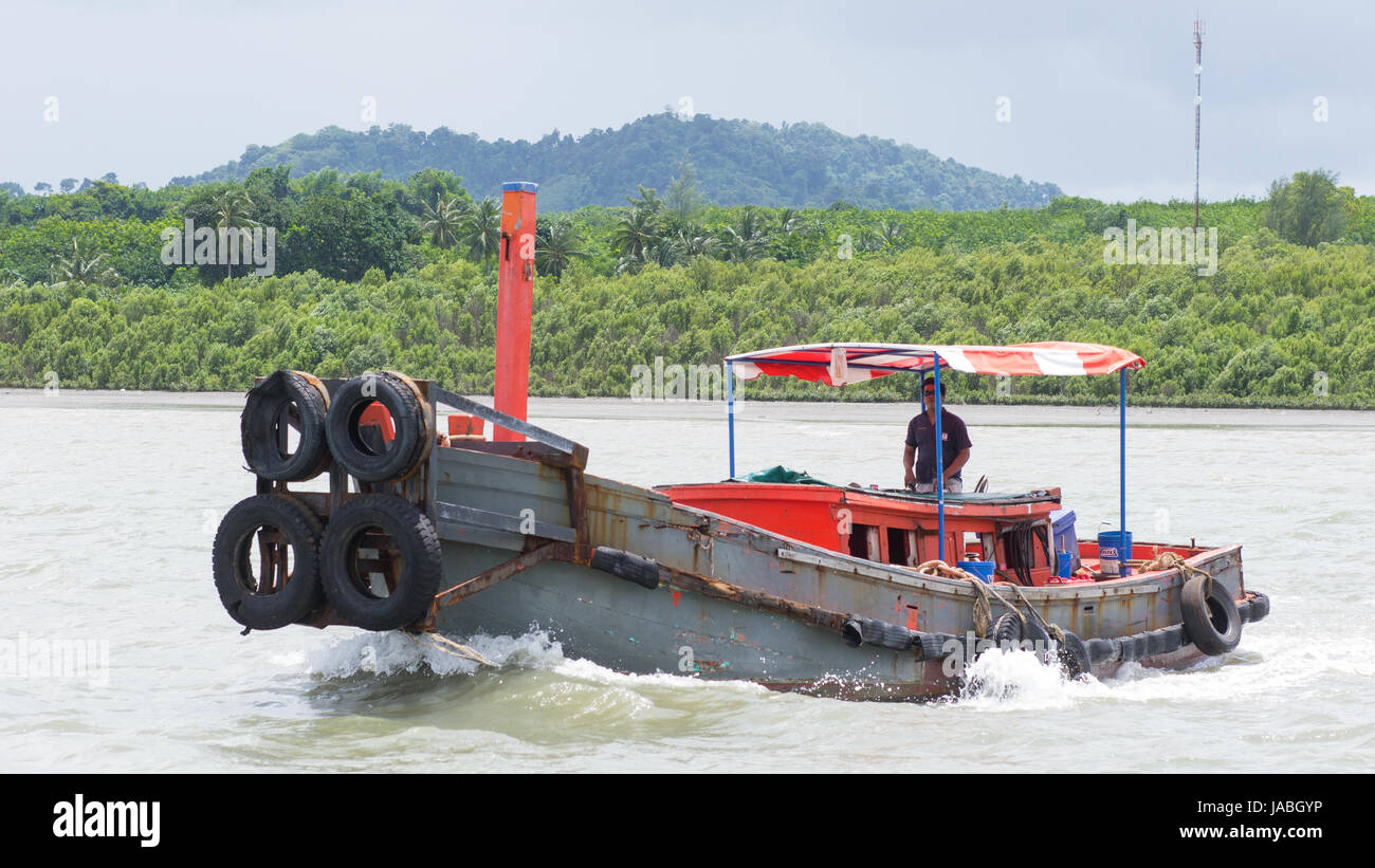Boot in der Provinz Trat in Thailand zu drücken. Dieses Boot wird verwendet um die Autofähren zwischen Festland Trat und Koh Chang zu helfen, beim Andocken. Stockfoto