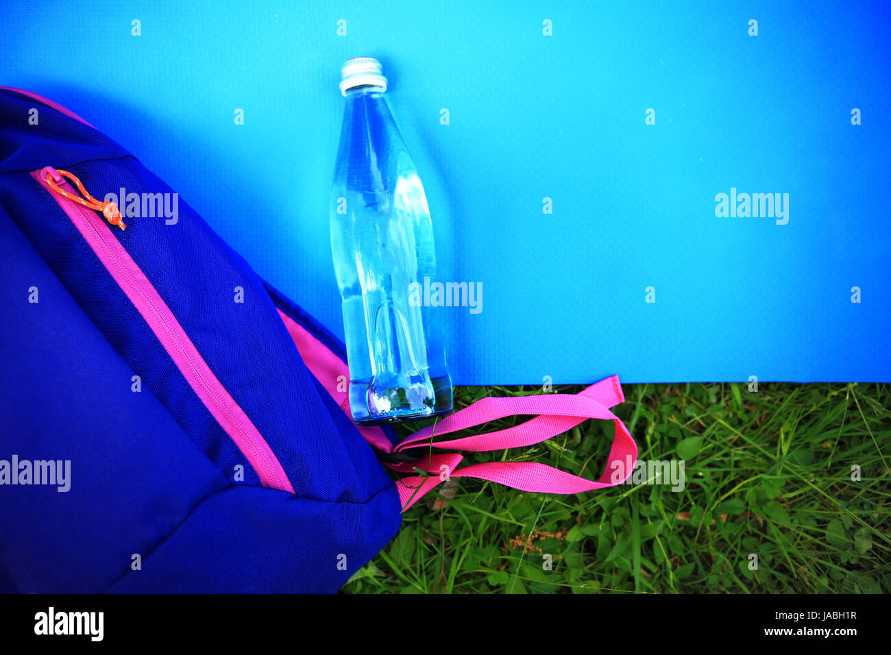 Gesunder Lifestyle-Konzept. Fitness-Matte, Flasche Wasser und Rucksack von oben. Stockfoto