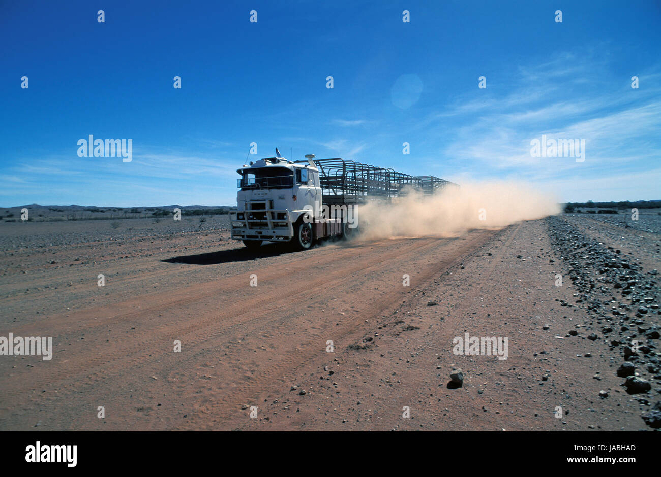 Leere STRASSE ZUG AUF OUTBACK ROAD IM NORTHERN TERRITORY, Australien Stockfoto