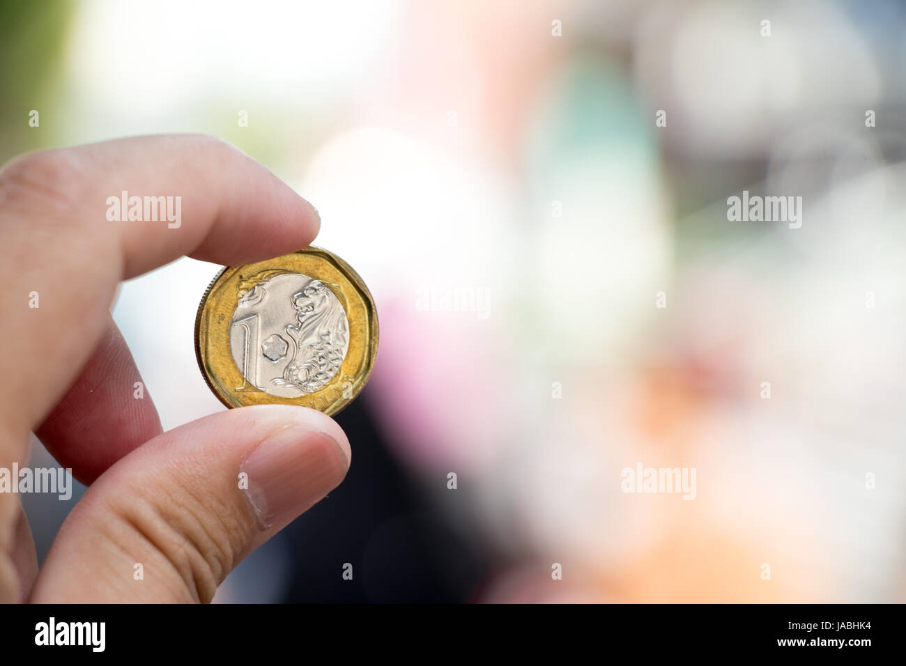 Business-Mann halten einen Dollar Singapur mit unscharfen Hintergrund Stockfoto