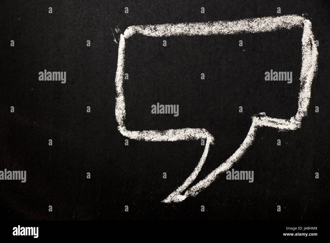 Quadratische Blase Rede zeichnen mit weißer Kreide auf schwarzen Brett Hintergrund Stockfoto