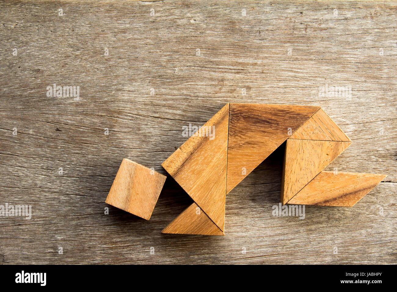 Tangram aus Holz Puzzel in Mann ducken Form Hintergrund Stockfotografie