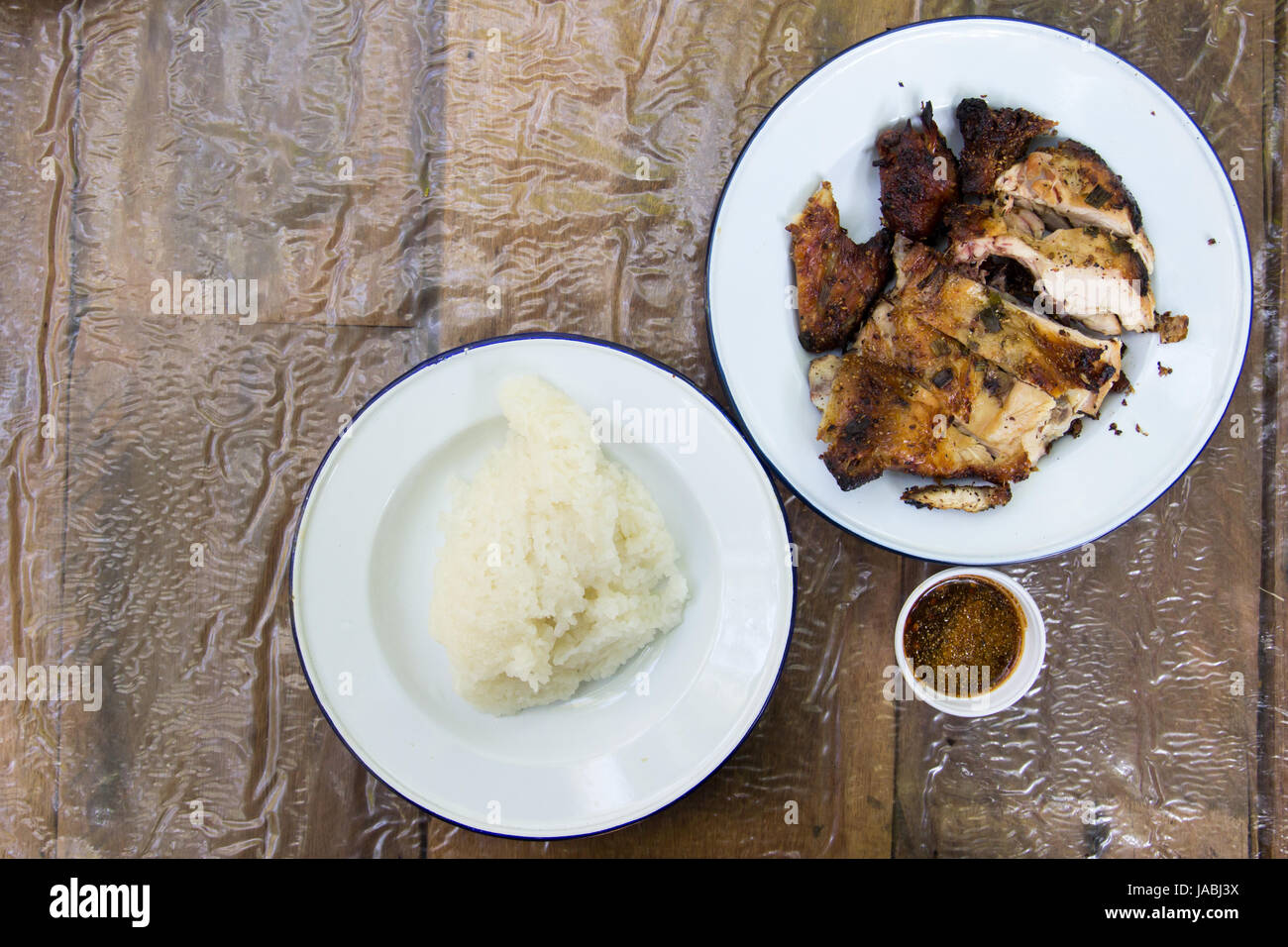 Gegrillte Hähnchen und klebrigen Reis auf hölzernen Hintergrund Stockfoto