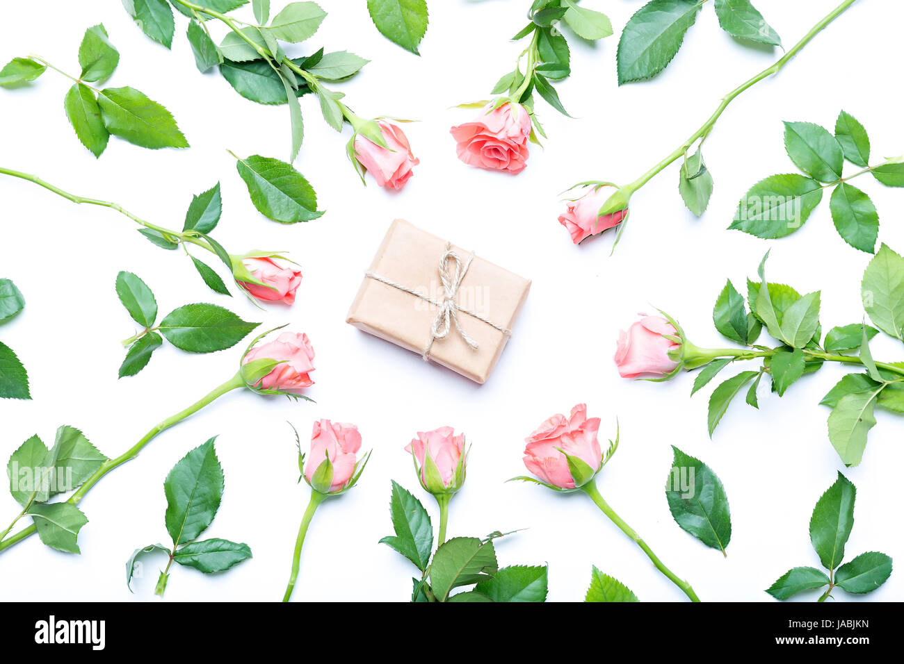 Rosen und Geschenk isoliert auf weißem Hintergrund, Blume Zusammensetzung Stockfoto