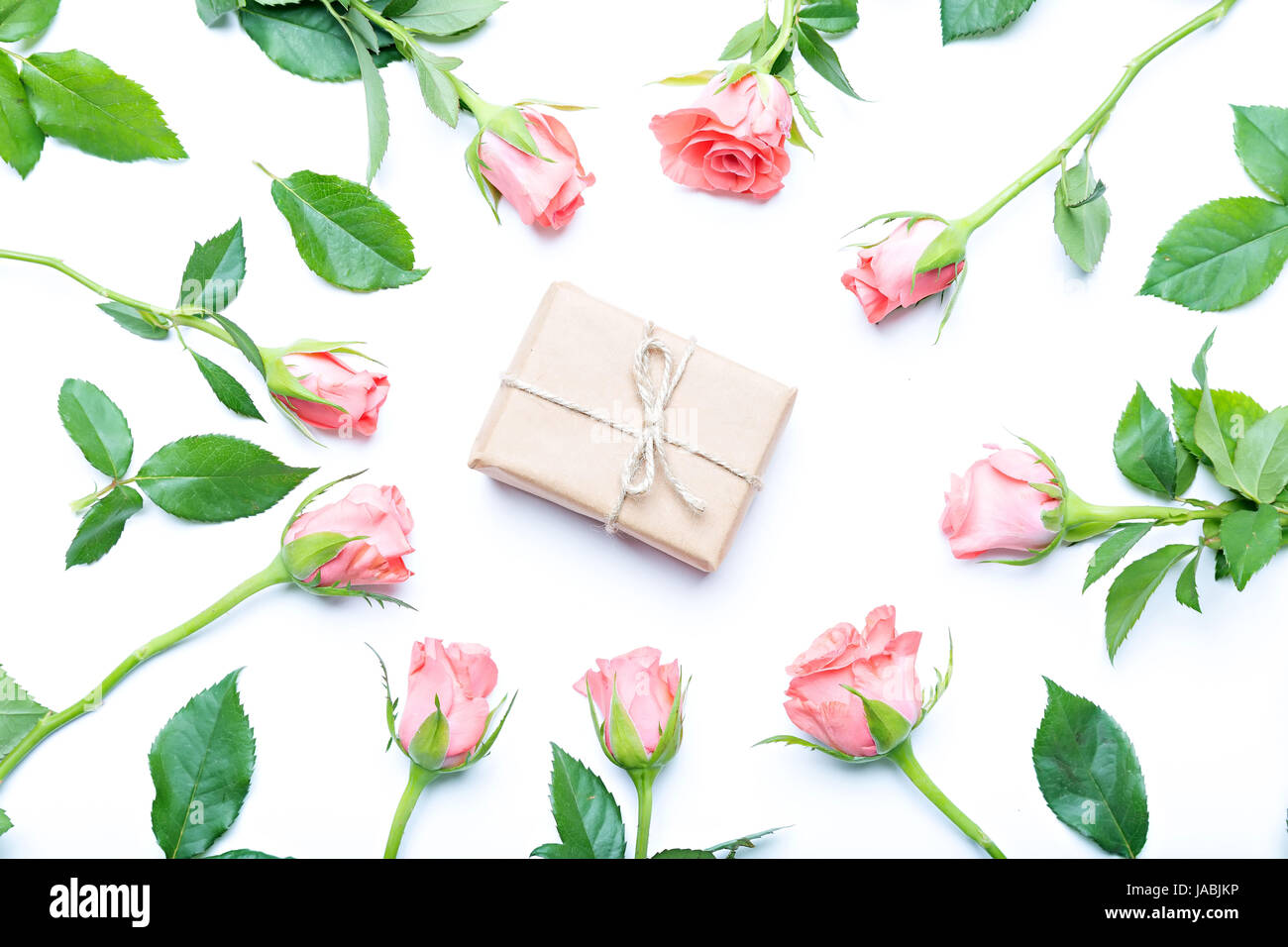 Rosen und Geschenk isoliert auf weißem Hintergrund, Blume Zusammensetzung Stockfoto