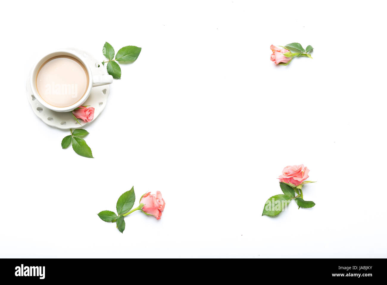 Rosen mit Kaffee isoliert auf weißem Hintergrund, Blume Zusammensetzung Stockfoto
