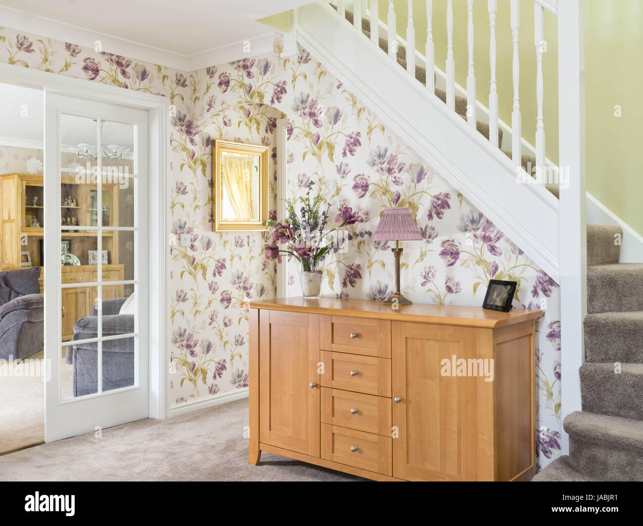 Eine Eiche Sideboard in einem Flur des uk Home Übersicht die Treppen & Anschluss an das Wohnzimmer. Stockfoto