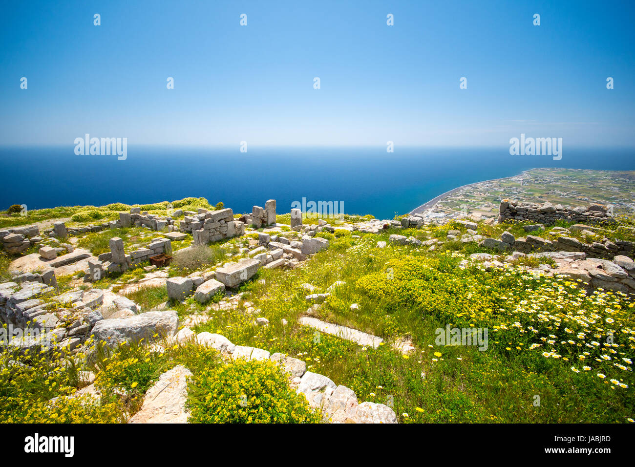 Die Ruinen des antiken Thira, einem prähistorischen Dorf an der Spitze des Berges Mesa Vouno, Santorini, Griechenland. Stockfoto