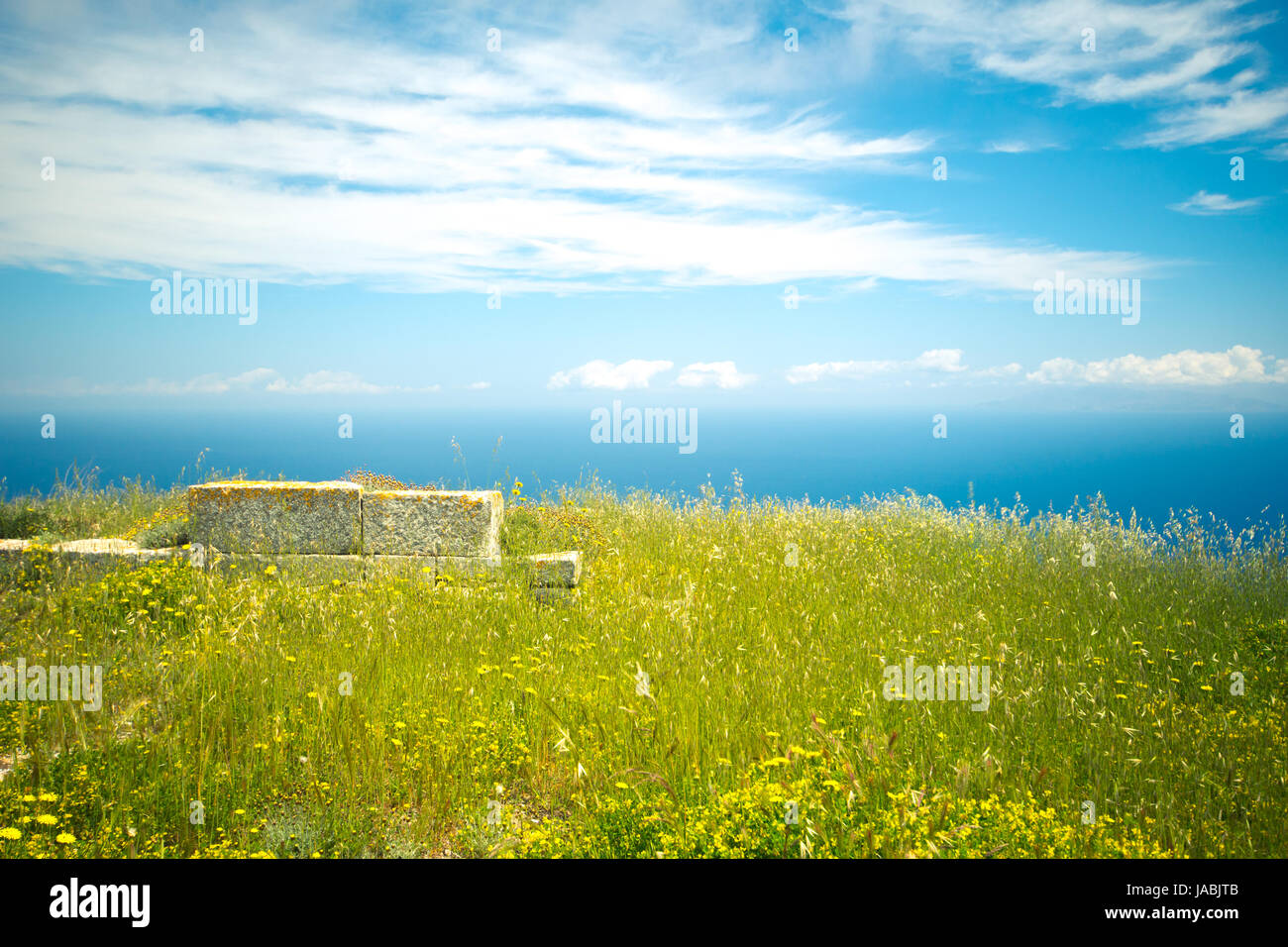 Die Ruinen des antiken Thira, einem prähistorischen Dorf an der Spitze des Berges Mesa Vouno, Santorini, Griechenland. Stockfoto