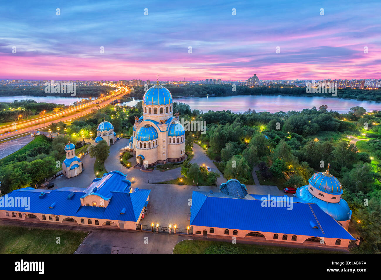 Blick auf Kirche der Heiligen Dreifaltigkeit auf Borisov Teiche am Abend. Orekhovo-Borisovo, Moskau, Russland Stockfoto