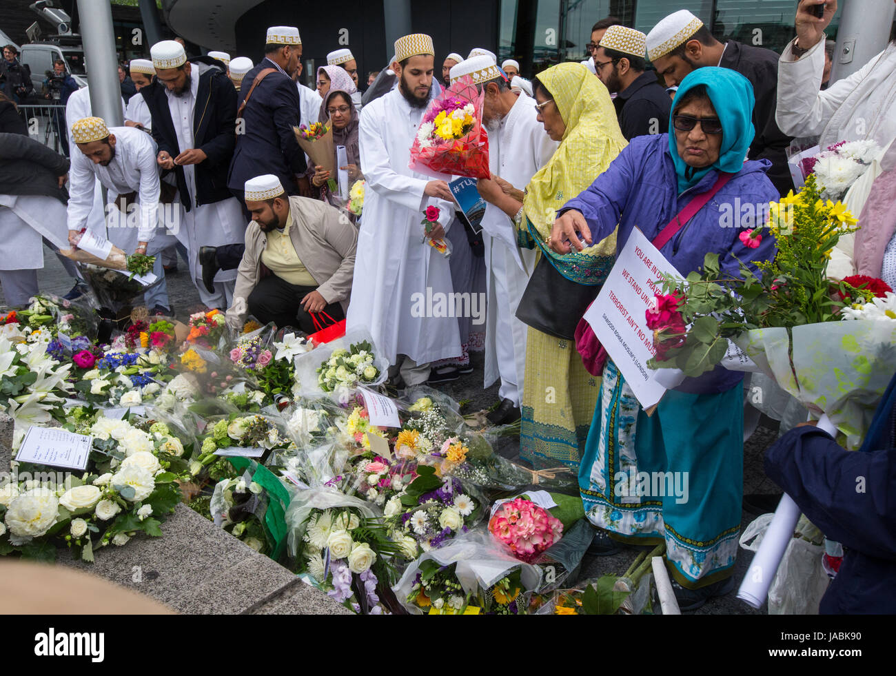 Blumen bei der Mahnwache vor dem Rathaus in Erinnerung an diejenigen, die ihr Leben verloren und wurden während der Angriffe an der London Bridge verletzt. Stockfoto
