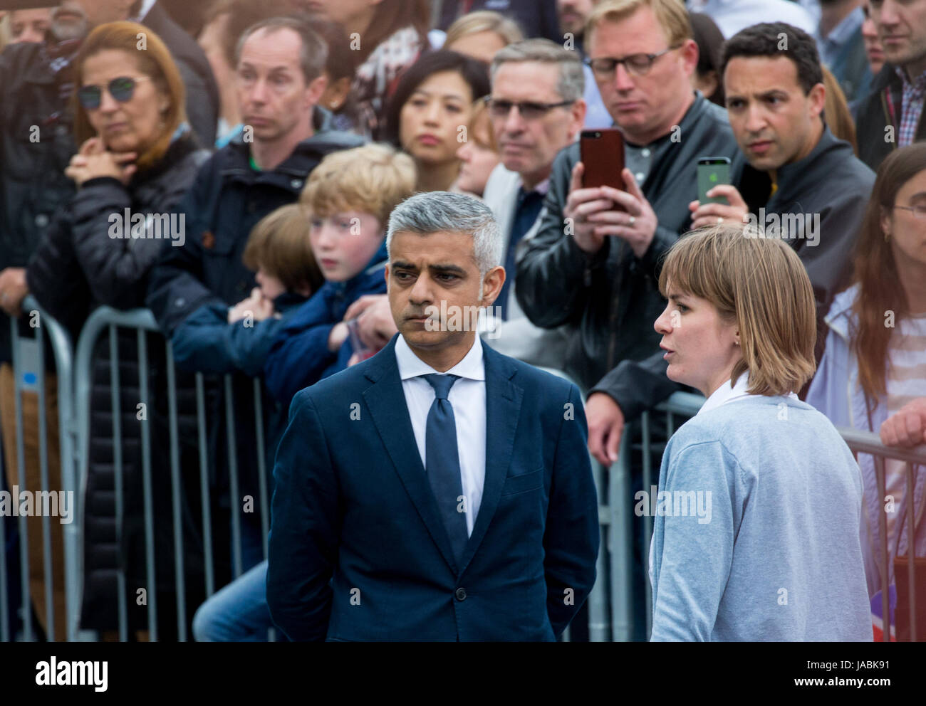 London, UK. 5. Juni 2017. Die Mahnwache vor dem Rathaus in Erinnerung an diejenigen, die ihr Leben verloren und wurden während der Angriffe an der London Bridge verletzt. Stockfoto