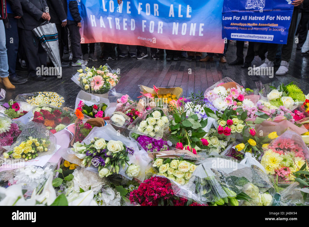 Blumen bei der Mahnwache vor dem Rathaus in Erinnerung an diejenigen, die ihr Leben verloren und wurden während der Angriffe an der London Bridge verletzt. Stockfoto