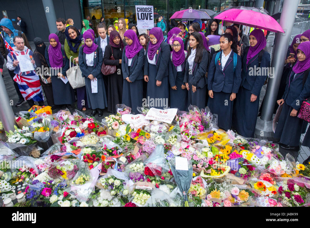 Kinder legen Blumen bei der Mahnwache vor dem Rathaus in Erinnerung an diejenigen, die ihr Leben verloren und wurden während der Angriffe an der London Bridge verletzt. Stockfoto