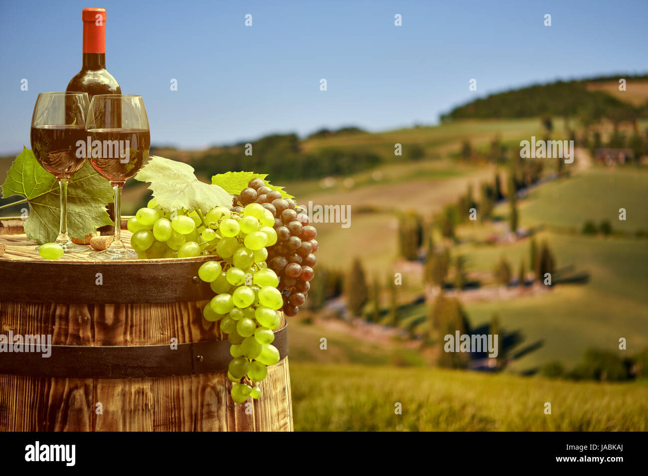 Flasche Rotwein und Weinglas auf Wodden Lauf. Schöne Tuscany-Hintergrund Stockfoto
