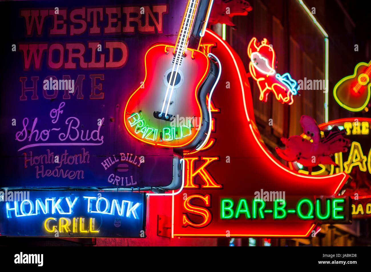 NASHVILLE - 10. Juli 2014: Helle Leuchtreklamen der Honky-Tonk-Bar-Szene der Stadt säumen die Country-Musik Unterhaltung Bezirk von Lower Broadway. Stockfoto