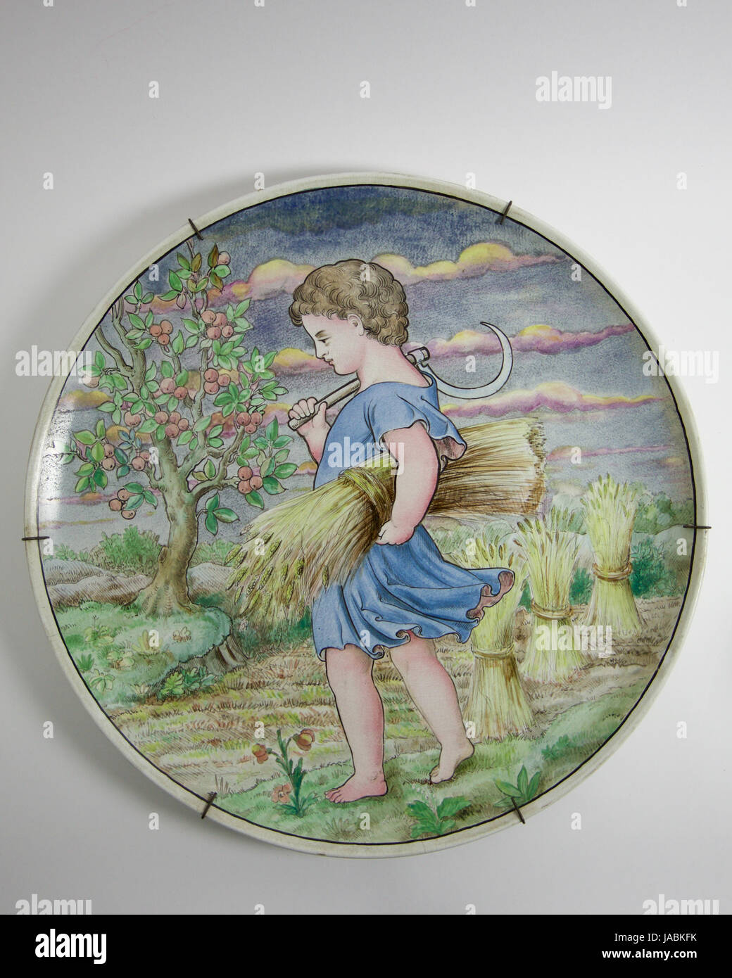 Antik 19. Jahrhundert Mintons ästhetische Bewegung Keramik handbemalt Wandladung. Die Figur stellt Sommer. Das Ladegerät misst 42cm im Durchmesser. Stockfoto