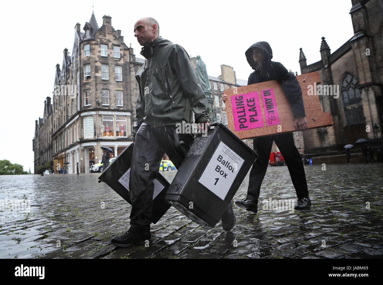 Wahl bringen von Stadtrat von Edinburgh Schilder und Wahlurnen zu einem Wahllokal vor der Parlamentswahl am Donnerstag bei Lothian Chambers, West Parliament Square in Edinburgh. Stockfoto