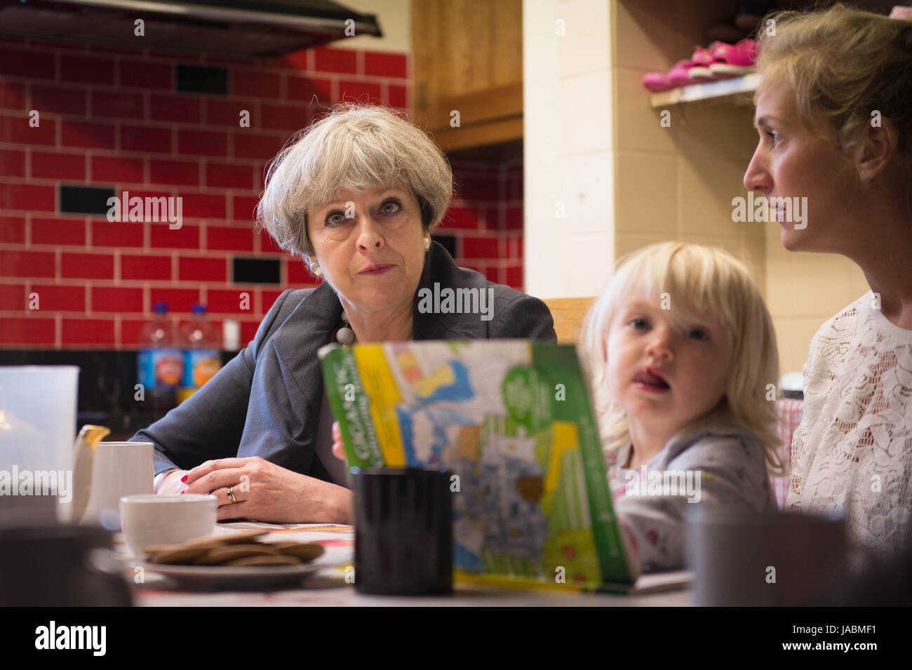 Premierminister Theresa Mai trifft die fertige Familie, die die Milchwirtschaft und Ackerbau richyrich Bauernhof während ihres Besuchs in Bangor bei den allgemeinen Wahlen Wahlkampf zu führen. Stockfoto