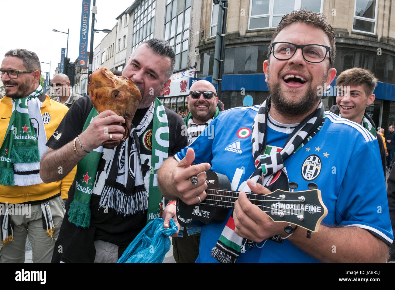 Juventus-Fans spielen Musik und stecken Sie in einem Schweinskopf vor der UEFA Champions League Finale in South Wales, Cardiff, UK, 2017 Stockfoto