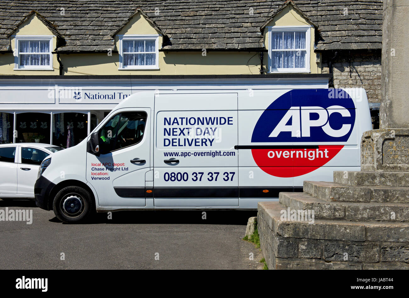 APC-Kurier-van im Dorf Corfe Castle, Dorset, England UK Stockfoto