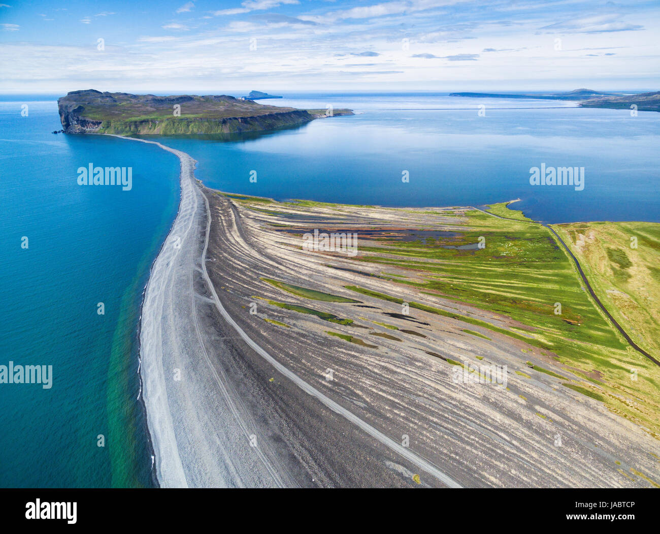 Überraschende Farbpalette am Rand der Lagune Höfdavatn in Nordisland, mit den Inseln Thordarhöfdi und Málmey in Skagafjördur (Luftbild) Stockfoto