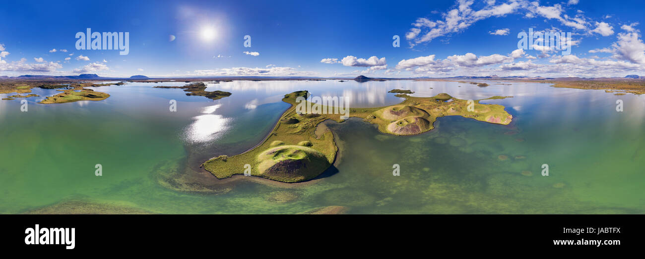 Insel Hrútey mit vulkanischen Pseudocraters im See Mývatn in Island - mit entlang des Horizonts Hverfjall, Reykjahlíd und Höfði (Hi-Res aerial Panorama) Stockfoto