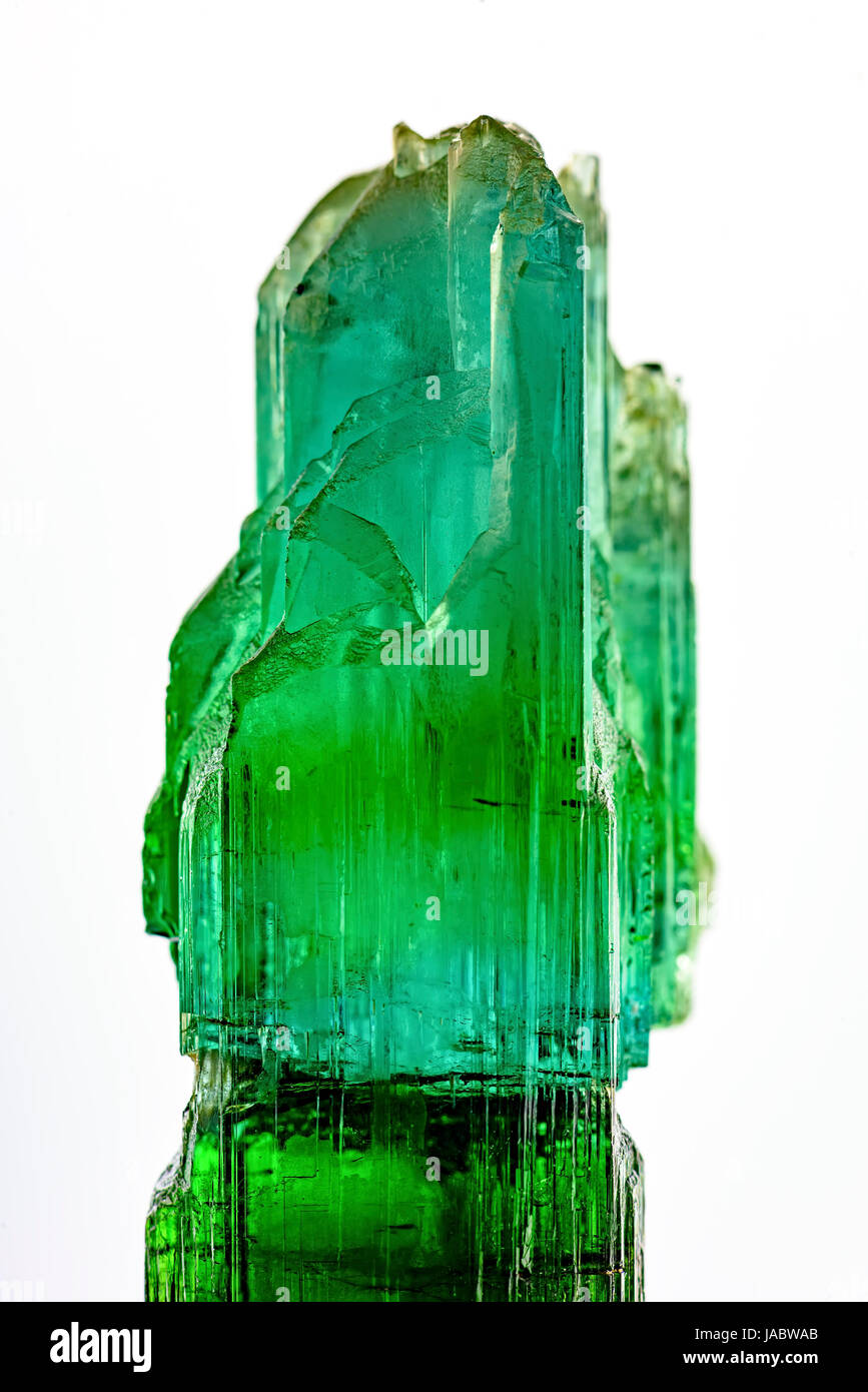 Detail des brasilianischen grünen Turmalin Kristall mit Texturen, Farben und Transparenz Stockfoto