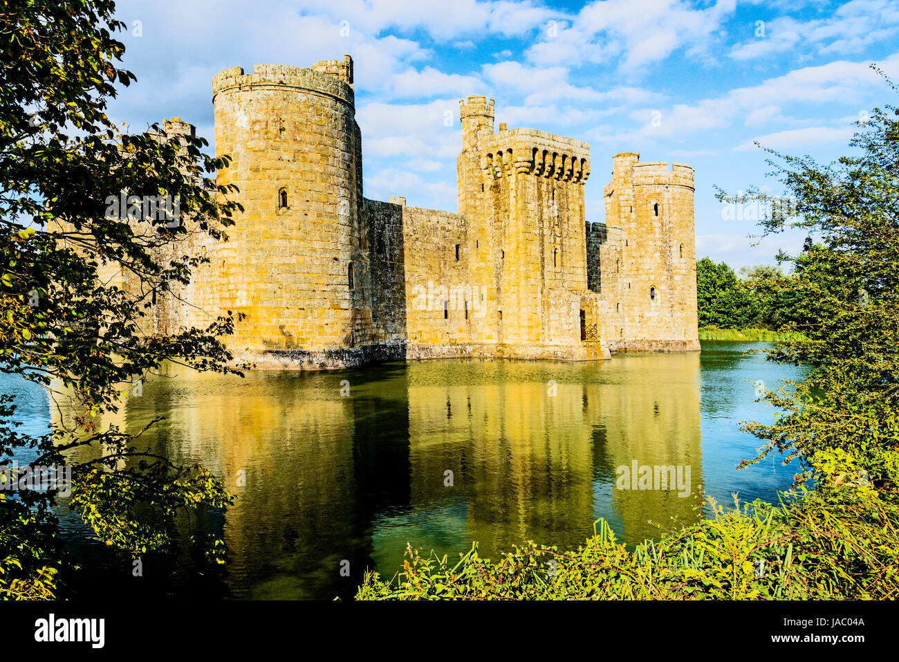 Bodiam Castle, eine mittelalterliche Festung (Sussex, England, Großbritannien) UK; Sterben Sie Bodiam Castle, verderben Eines Mittelterlichen passagenweise Mit Burggraben Stockfoto