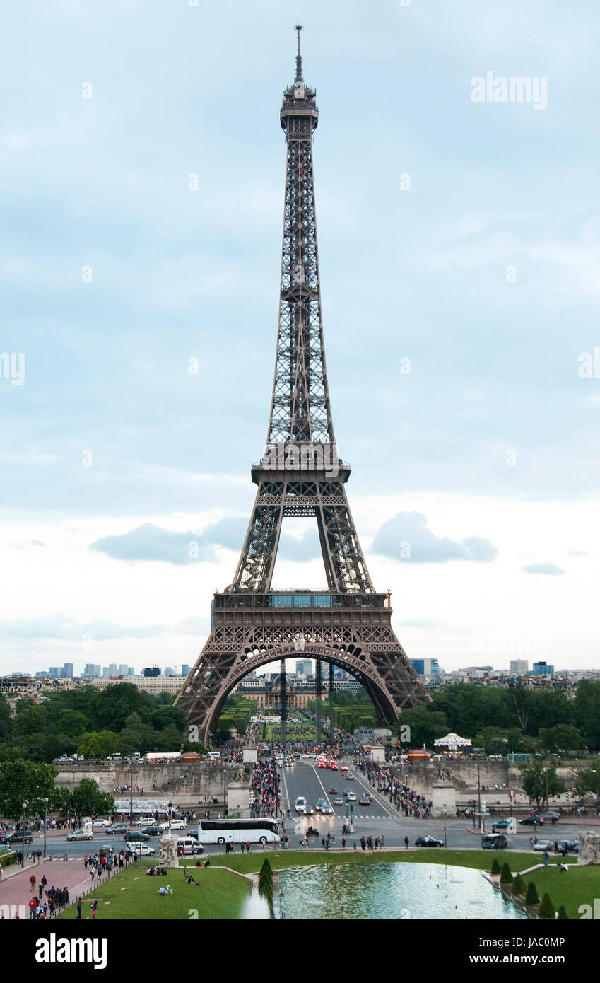 der-eiffelturm-franz-sisch-la-tour-eiffel-befindet-sich-eine-eisen