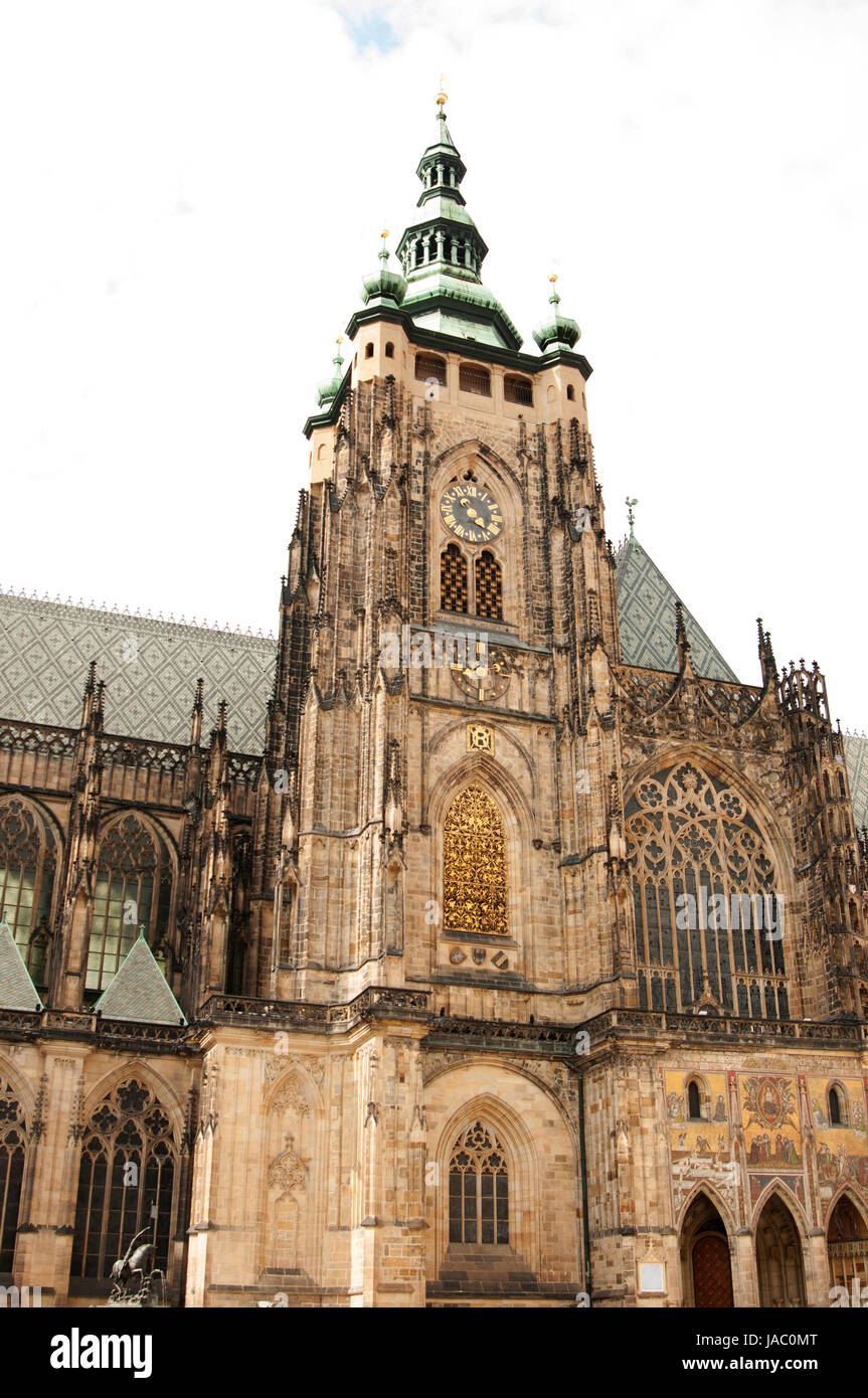 Sankt-Veits-Dom ist eine römisch-katholische Kathedrale in Prag und der Sitz des Erzbischofs von Prag. Diese Kathedrale ist ein ausgezeichnetes Beispiel der gotischen Architektur und ist die größte und bedeutendste Kirche des Landes. Umkreis von Prager Burg und enthält die Gräber von vielen böhmischen Könige und Kaiser des Heiligen Römischen Reiches. Stockfoto