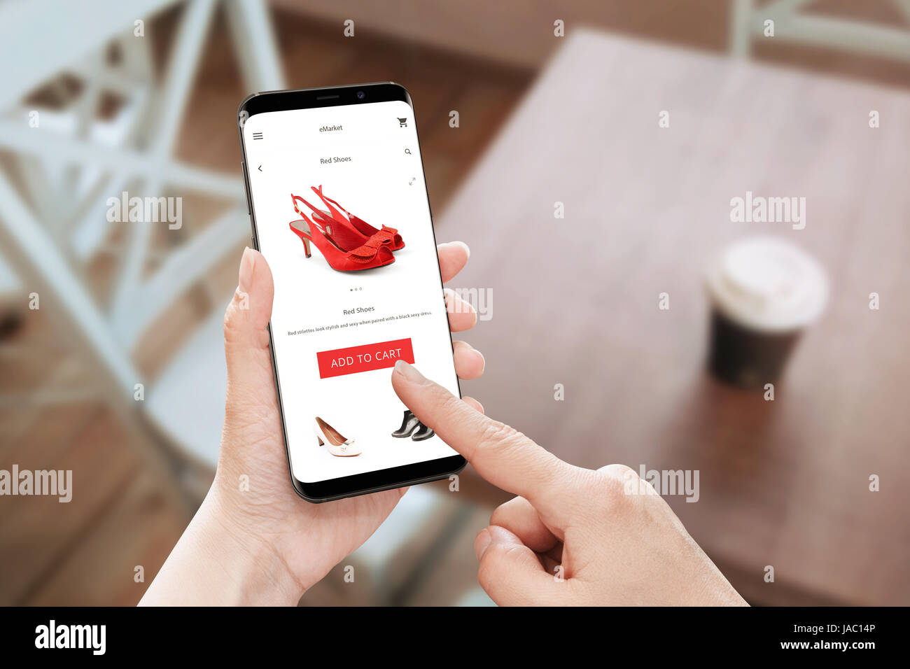 Online-Shop app-Nutzung auf modernen Handy mit abgerundeten Ecken. Frau Note hinzufügen zum Warenkorb-Button für rote Schuhe. Stockfoto