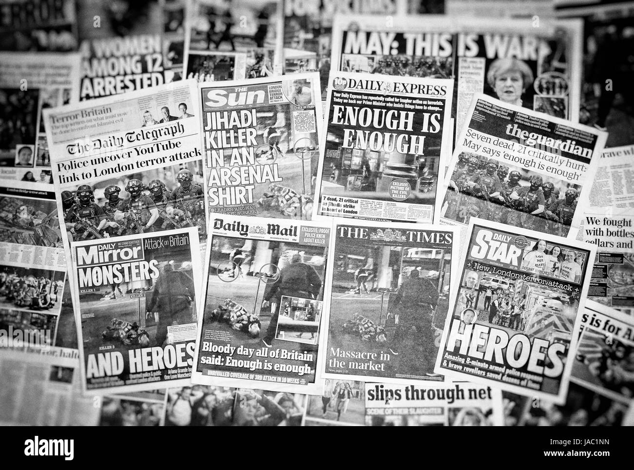 Britische Zeitung Titelseiten Berichterstattung über den Terroranschlag auf die London Bridge und Borough Market in dem 7 Menschen Stockfoto