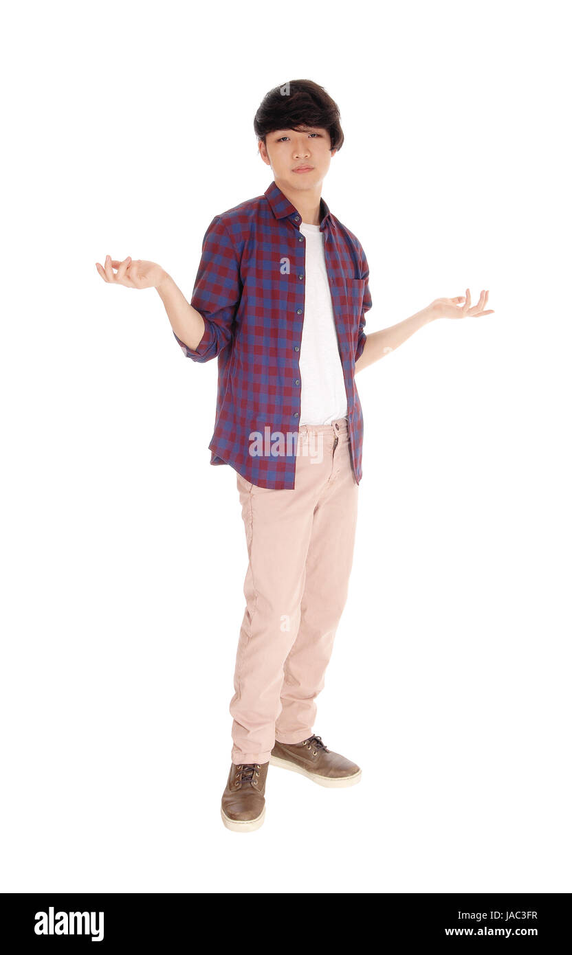 Ein asiatischer junge Mann stehend voller Länge mit seinen Armen halbieren, nicht wissen was zu tun ist, für weißen Hintergrund isoliert. Stockfoto