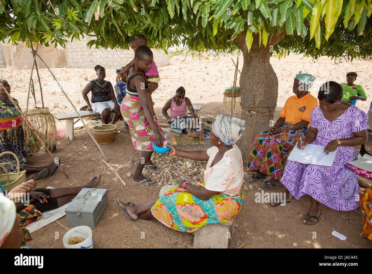 Mitglieder einer Gruppe SILC (Spar- und interne Kreditvergabe Gemeinschaften) versammeln um zu sparen und Kredit in Nord-Ghana, Afrika. Stockfoto