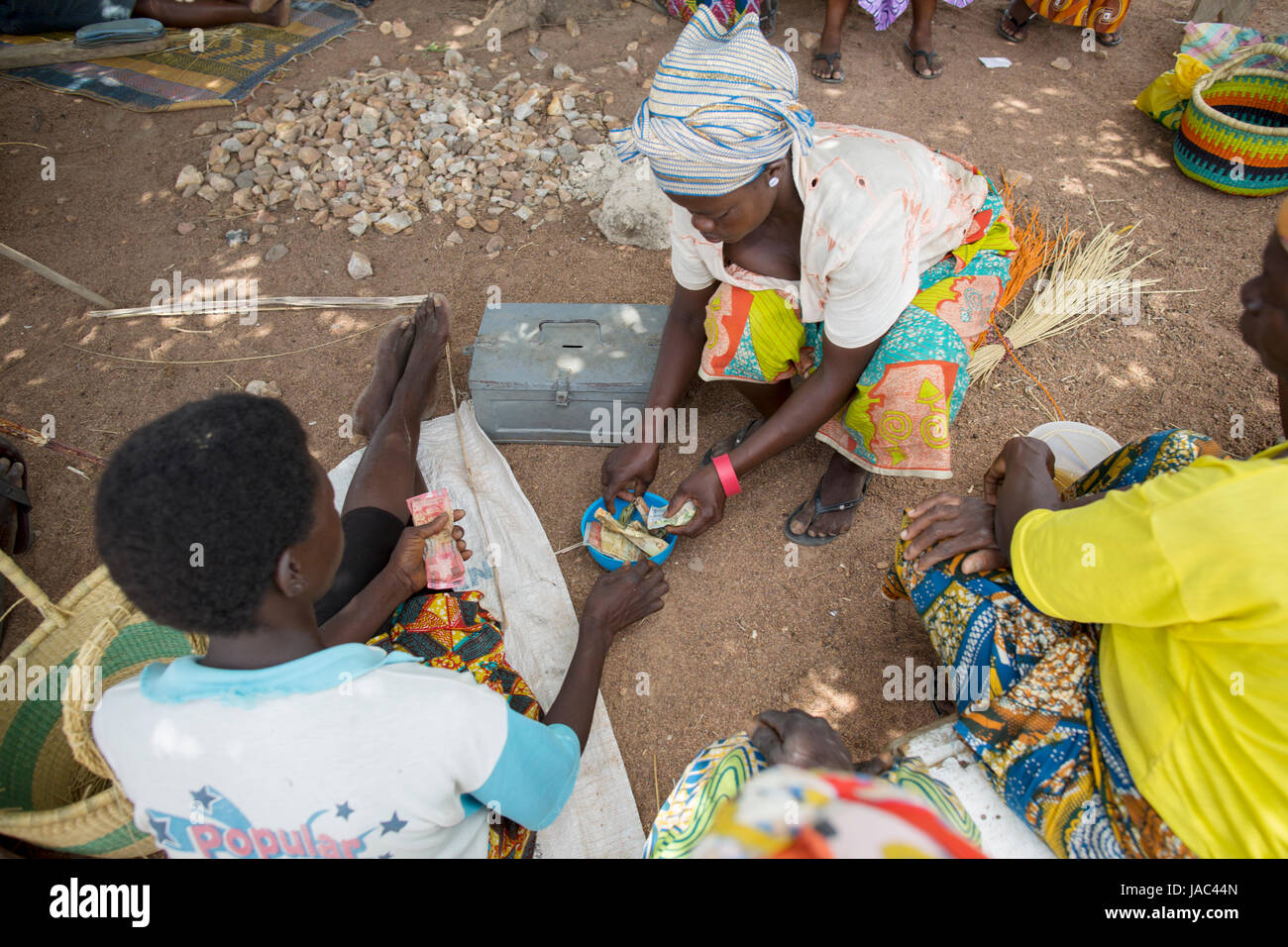 Mitglieder einer Gruppe SILC (Spar- und interne Kreditvergabe Gemeinschaften) versammeln um zu sparen und Kredit in Nord-Ghana, Afrika. Stockfoto