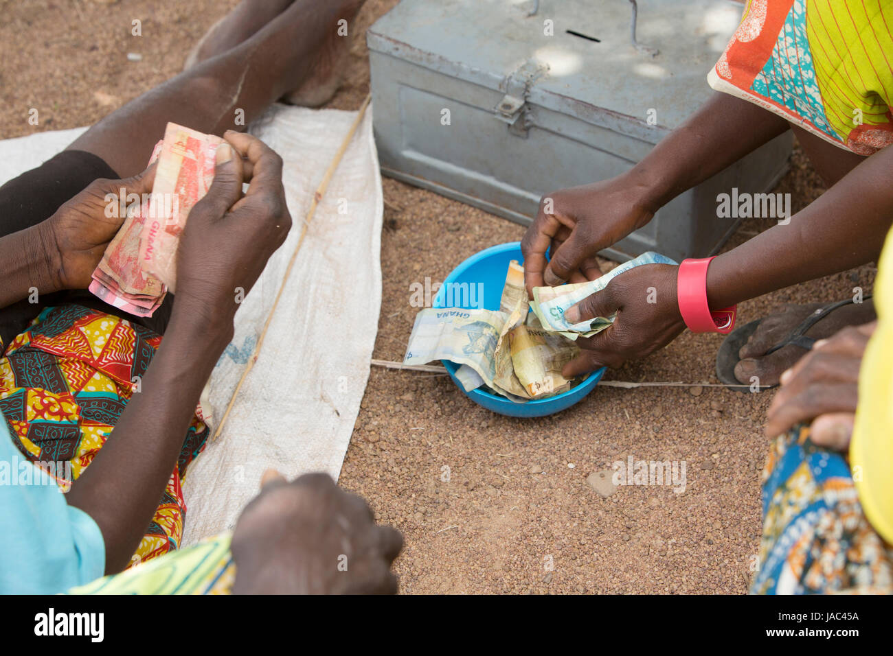 Mitglieder einer Gruppe SILC (Spar- und interne Kreditvergabe Gemeinschaften) versammeln um zu sparen und Kredit in Nord-Ghana, Afrika. Stockfoto