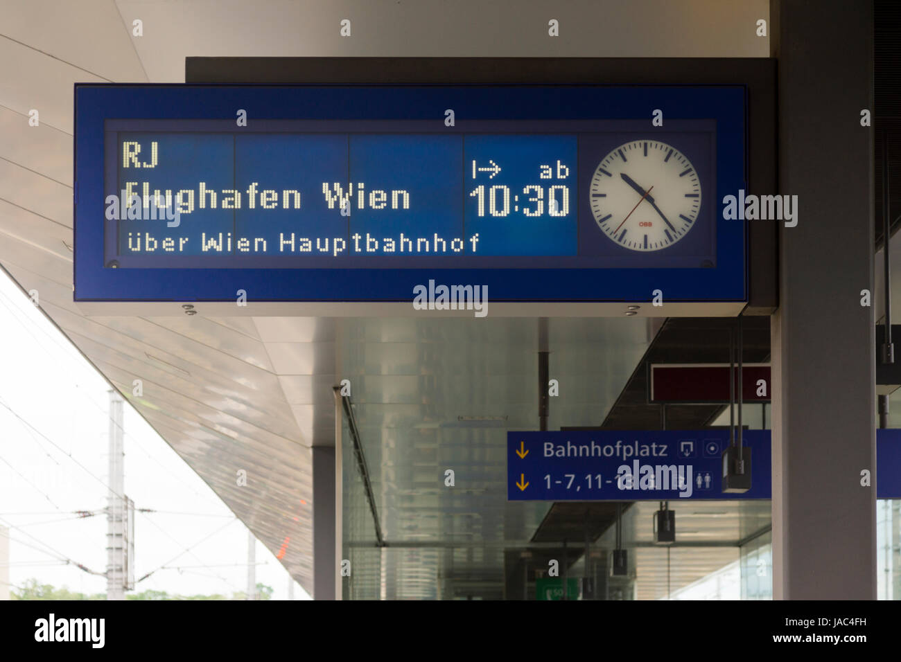 Ein Zug mal Informationsanzeige am Bahnhof Sankt Pölten, Niederösterreich Stockfoto