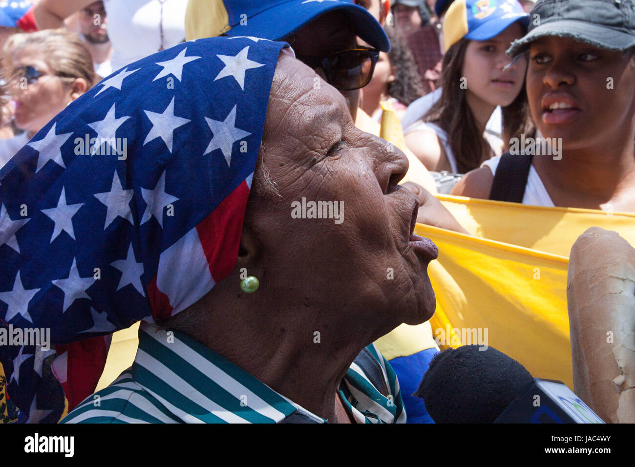 Menschen protestieren gegen die venezolanische Regierung in Caracas Stockfoto