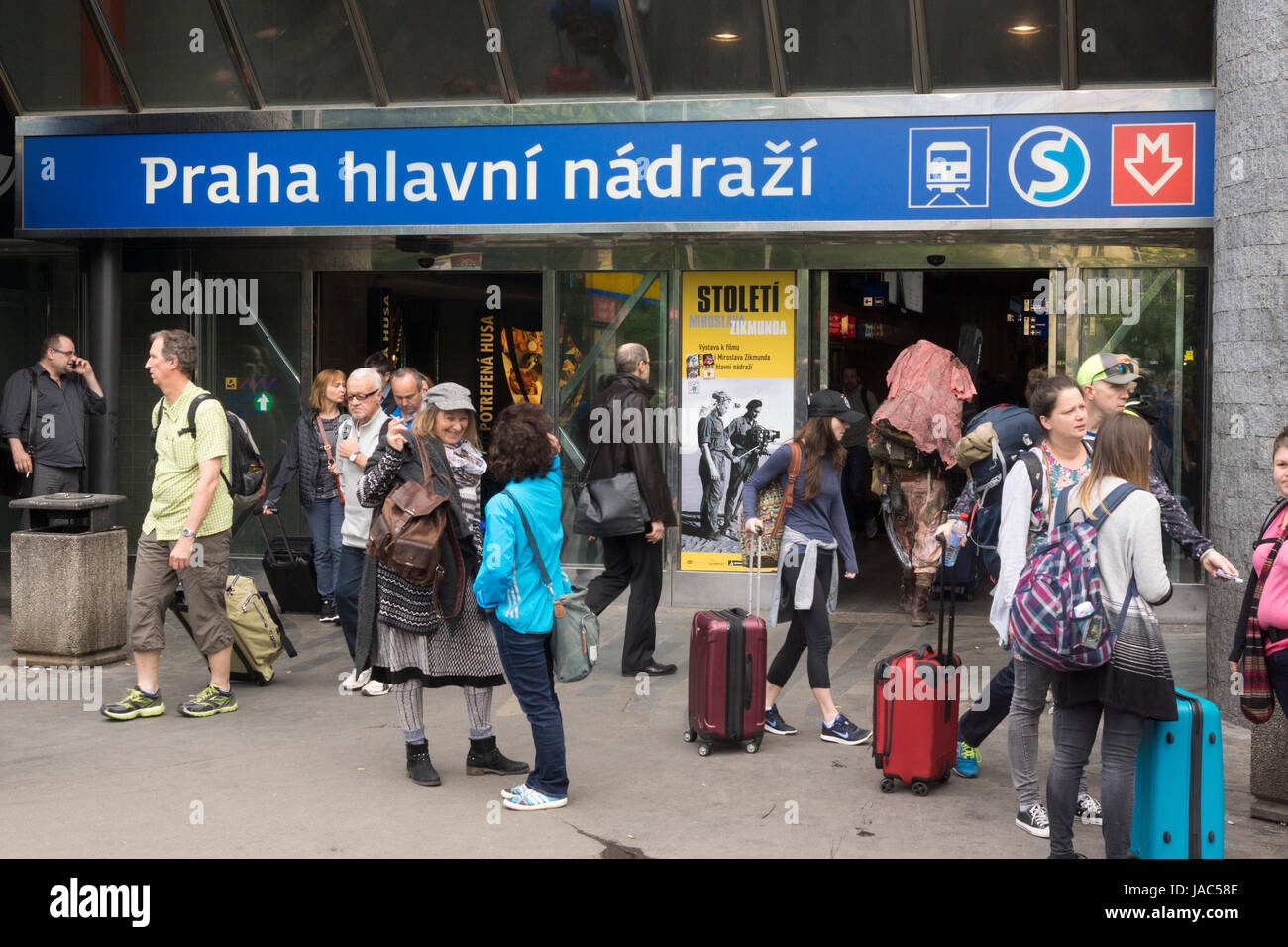Menschen vor dem Eingang zum Hauptbahnhof Prag (Praha Hlavní Nádraží) Stockfoto