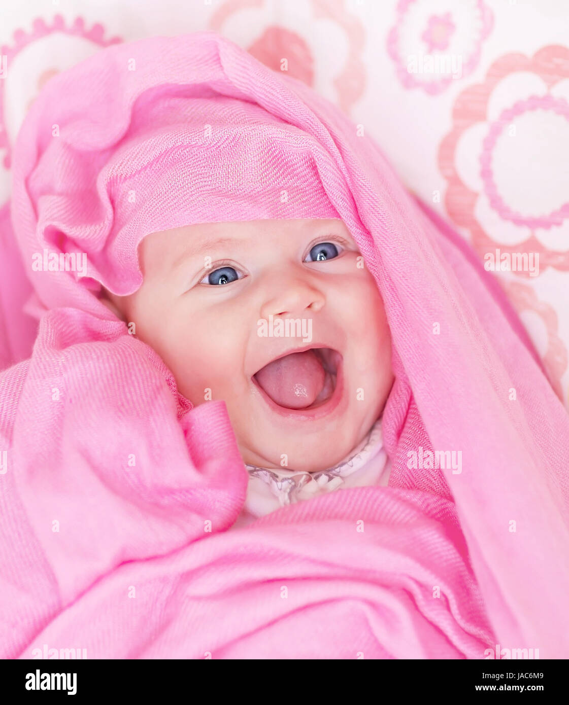 Closeup Portrait von netten neugeborenen Mädchen, süßes kleines Baby mit schönen rosa Schal, lustiges Kind, fröhlichen Kind Glück Konzept bedeckt Stockfoto