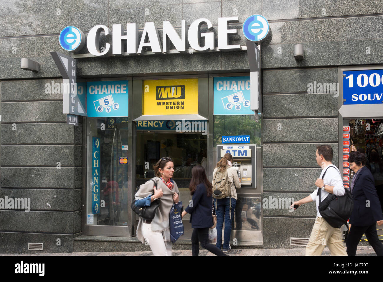 Eine Person, die die Verwendung eines Geldautomaten bei einer Western Union bureau de change/Geldwechsel in Prag, Tschechische Republik Stockfoto