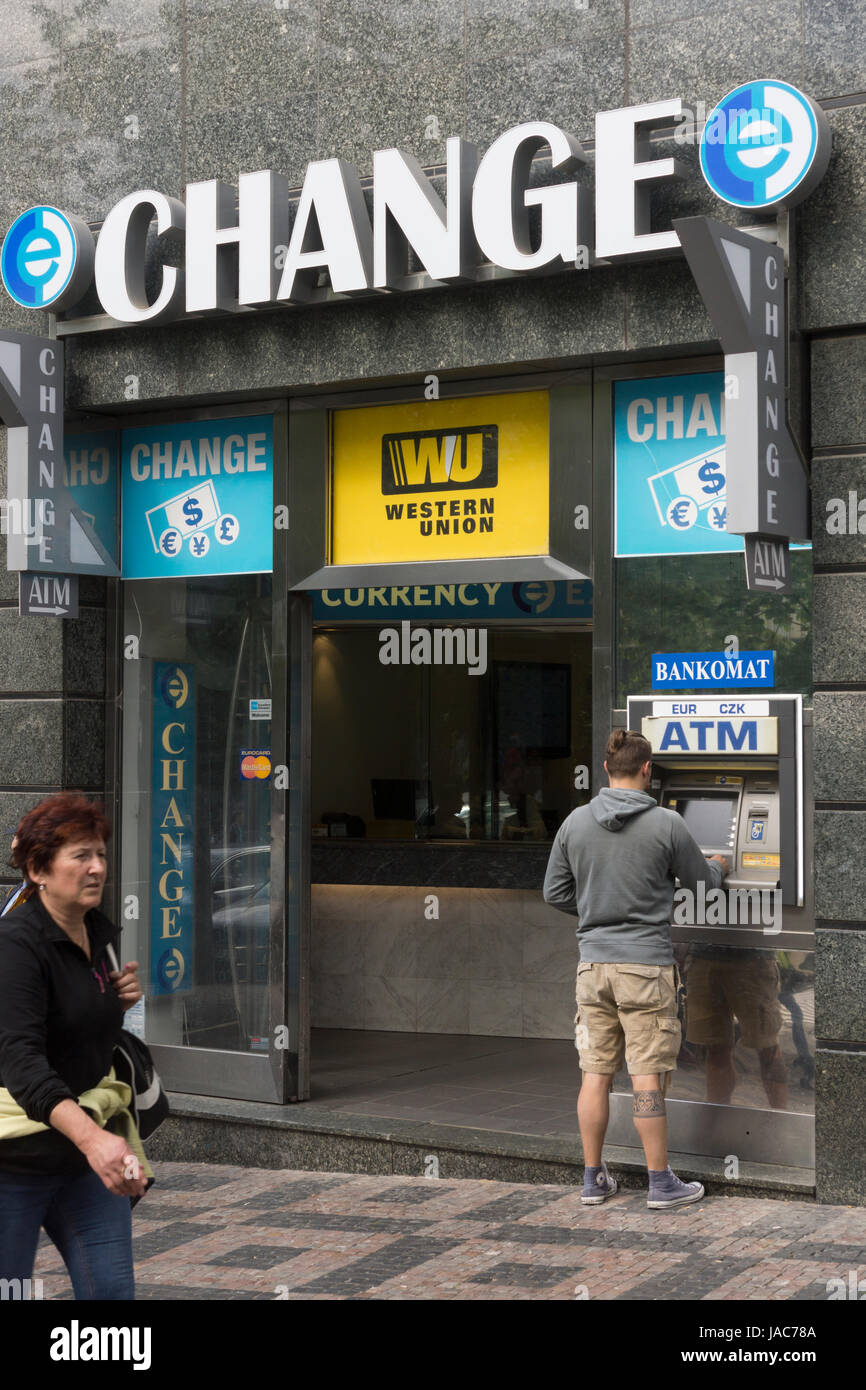 Eine Person, die die Verwendung eines Geldautomaten bei einer Western Union bureau de change/Geldwechsel in Prag, Tschechische Republik Stockfoto