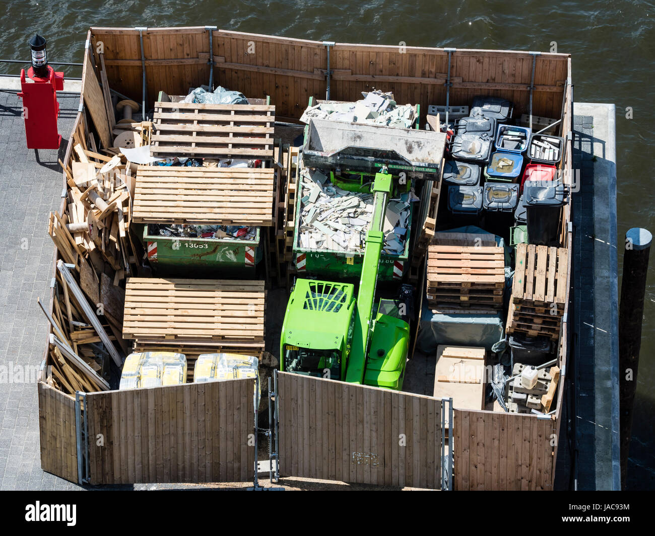 Elbphilharmonie Hamburg, Müllabfuhr, Garbare getrennt für recycling, Konzertsaal am Fluss Elbe auf historische Lager, Hafencity, hans Stockfoto