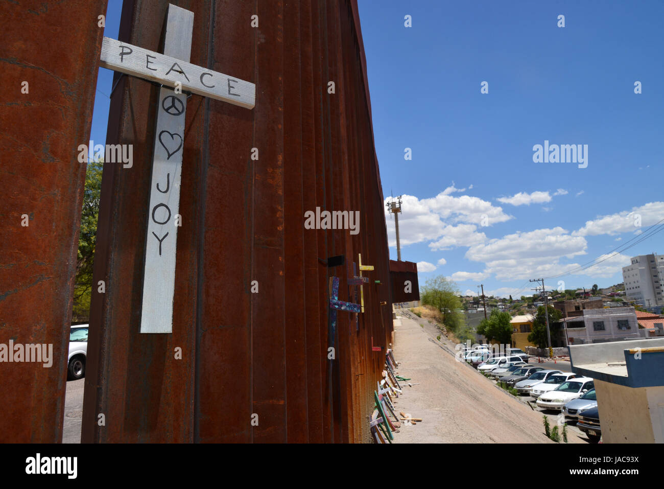 Eine Wand zeigt die internationale Grenze bei Nogales, Arizona, USA, von Nogales, Sonora, Mexiko gesehen. Stockfoto