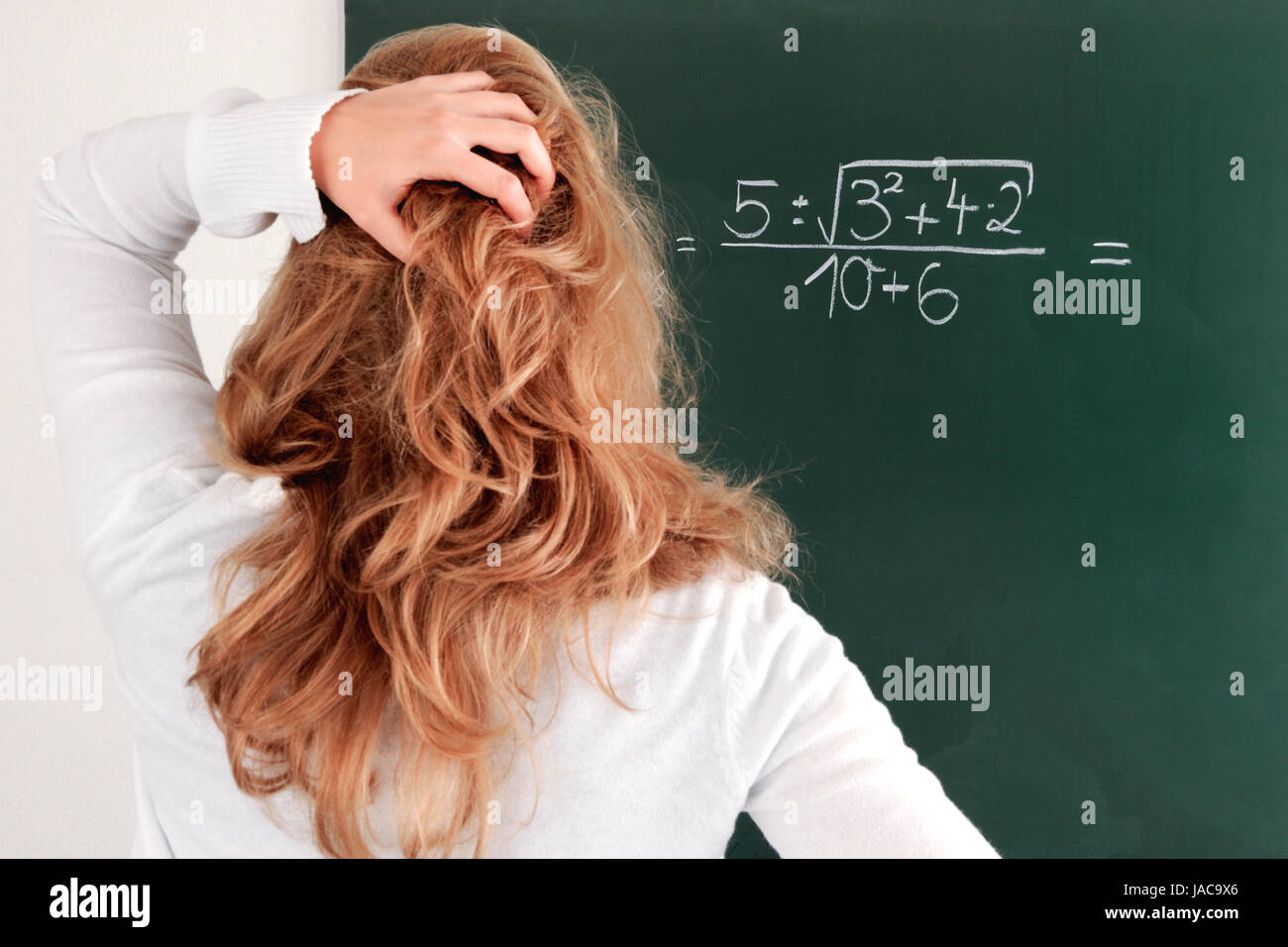 Studentin, Lehrerin, Frau, Schülerin, Jugendliche, Azubi, Student, Praktikantin, Schüler, Lehrer, Dozent, Nachhilfelehrer, Klassenraum, Klassenzimmer, Klasse, Universität, Schule, Uni, Assessment Center, Ausbildung, Bildung, Unterricht, Tafel, Akademie, Auszubildende, Freude, Mädchen, Porträt, Motiviert, Freude, Semester, Sympathisch, Weiblich, Jung, Jugendliche, Gutaussehend, Attraktiv, Person, Lächeln, Brünette, Mensch, Fröhlich, Luftfahrtgeräts, Studieren, Frontal, Ausbilder, Lernen, Glücklich, Fachhochschule, Studium, Junge Frau, Erzieherin, Blick in die Kamera, Innenaufnahme, Kreide, Stehen , Eine P Stockfoto