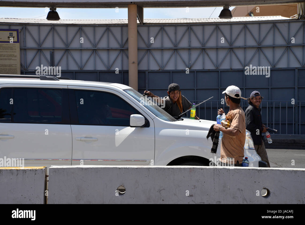 Fahrzeuge zur Personenbeförderung in Puerto Fronterizo Nogales I Y II überqueren die Grenze in Nogales, Son., MX, Nogales, Arizona, USA eingeben. Stockfoto